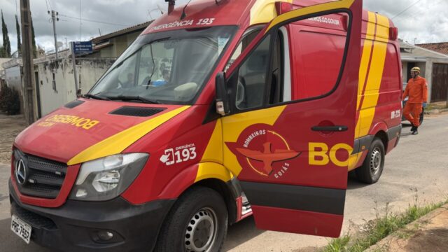 Mulher fica ferida após acidente entre caminhonete e moto no bairro Bela Vista, em Catalão