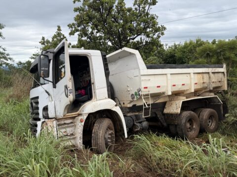 Passageira fica ferida após caminhão basculante sair da pista na GO-330, em Catalão