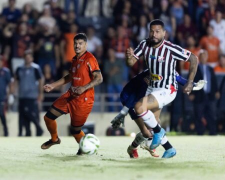 ABECAT Ouvidorense abre 2 a 0, sofre dois gols no fim e empata com o Anápolis por 2 a 2 no Estádio Luiz Benedito, pelo Goianão 2026