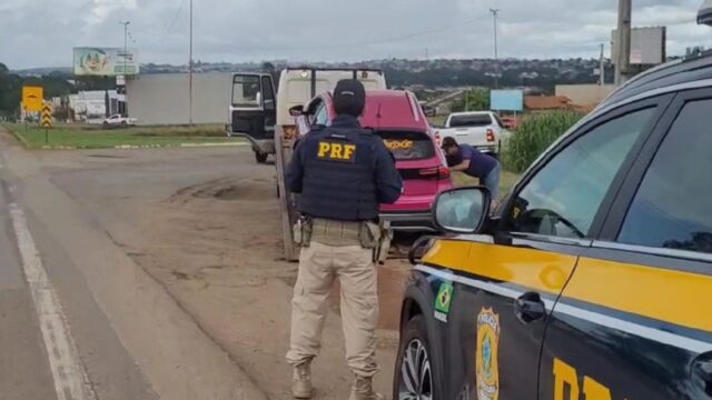 PRF apreende veículo com diversas irregularidades durante fiscalização na BR-060, em Anápolis
