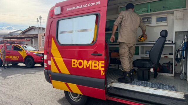 Motociclista fica ferida após colidir contra caçamba de entulho no bairro Chaud, em Catalão