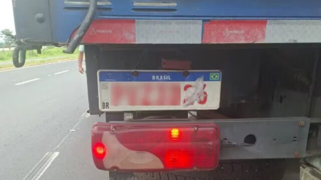 Caminhoneiro é preso após esconder placas com papel higiênico e barro para burlar fiscalização em Uberlândia