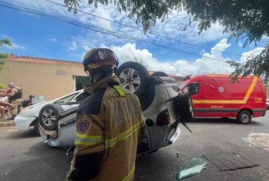 Capotamento atinge carros estacionados e mobiliza Corpo de Bombeiros no bairro Pequis, em Uberlândia