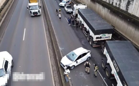 Colisão entre carro e carreta deixa mulher ferida na BR-050, em Uberlândia