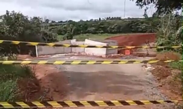 Ponte destruída isola moradores na Fazenda Pires e deixa estudantes sem aula na zona rural de Catalão; VÍDEO
