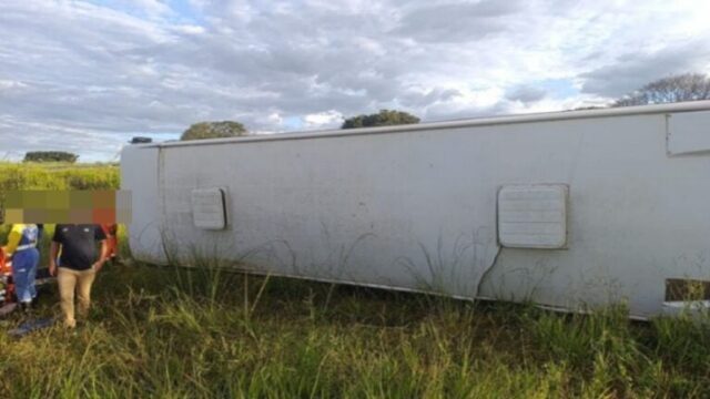Ônibus com trabalhadores de granja tomba na MGC-455, em Uberlândia