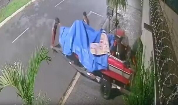 Lancha e reboque avaliados em R$ 80 mil são furtados de garagem em menos de um minuto em Uberlândia