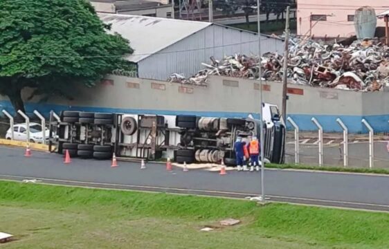 Carreta tomba dentro de empresa no Jardim Brasília e destrói parte de alambrado em Uberlândia
