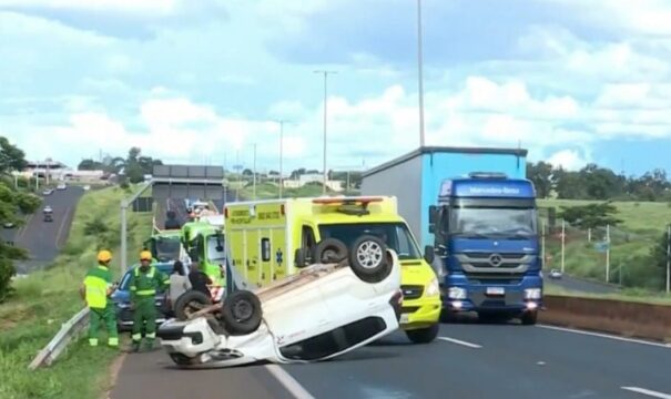 Carro capota na Avenida Chico Xavier e deixa uma pessoa ferida entre Uberlândia e Uberaba