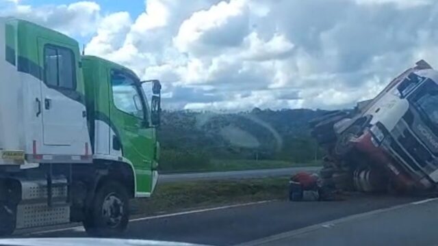 Carreta carregada com papel tomba na BR-050 em Uberaba e causa interdição parcial