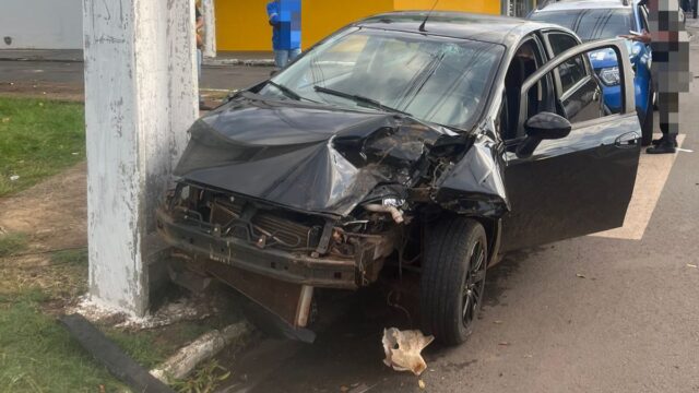 Motorista foge após provocar acidente e bater em poste em Catalão