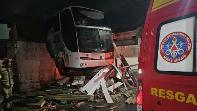 Ônibus desgovernado atinge escritório e deixa dois feridos em Uberaba