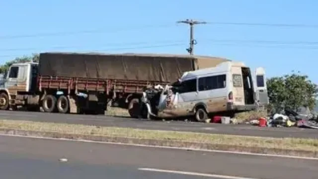 Acidente na BR-020 mata cinco pessoas e deixa 11 feridos em Formosa