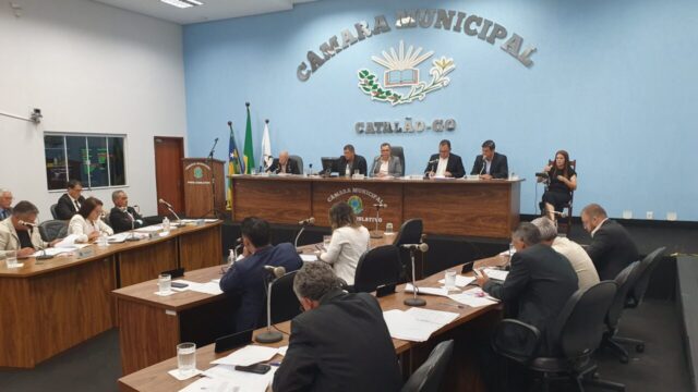 Câmara de Catalão realiza 6ª Sessão Ordinária, analisa 26 requerimentos e vota projetos sobre TEA, doação de áreas e veto do Executivo