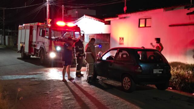 Carro pega fogo no bairro Nossa Senhora de Fátima, em Catalão, e moradores ajudam a conter as chamas