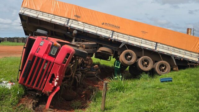 Carreta tomba após motorista ser fechado por outro veículo na BR-050, em Catalão