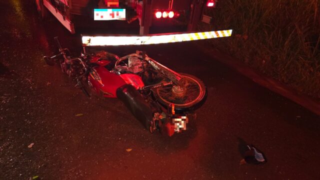 Motociclista fica gravemente ferido após bater em caminhão estacionado no bairro Santa Terezinha, em Catalão