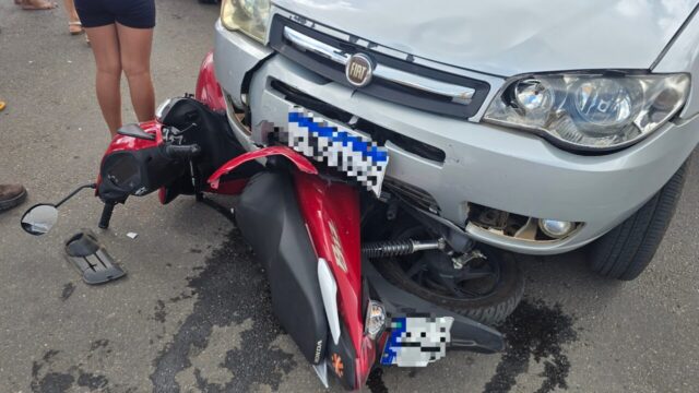Mãe e filho ficam feridos após acidente entre carro e moto em Catalão