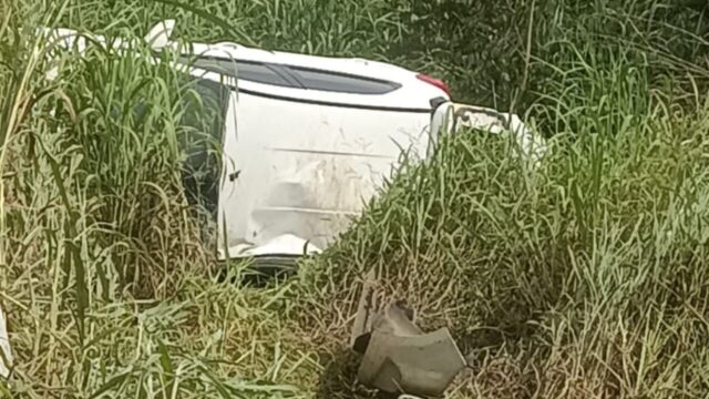 Motorista perde controle e veículo capota na GO-330 em Ipameri