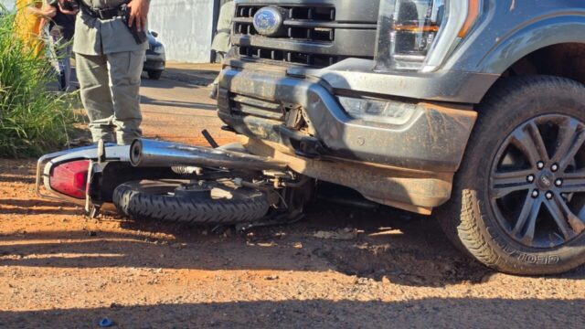 Casal fica gravemente ferido após acidente entre moto e caminhonete em Catalão