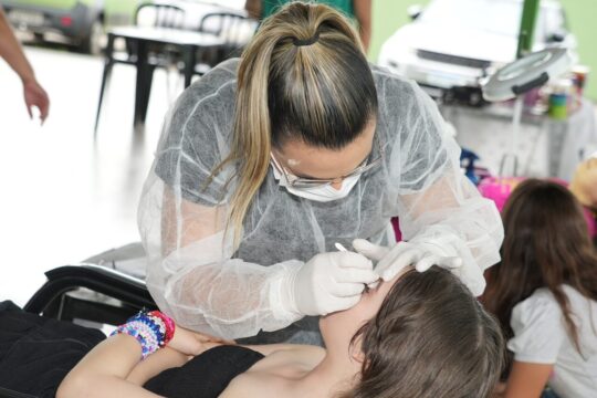 Prefeitura de Catalão integra serviços de saúde, estética e empreendedorismo em tarde dedicada a adolescentes