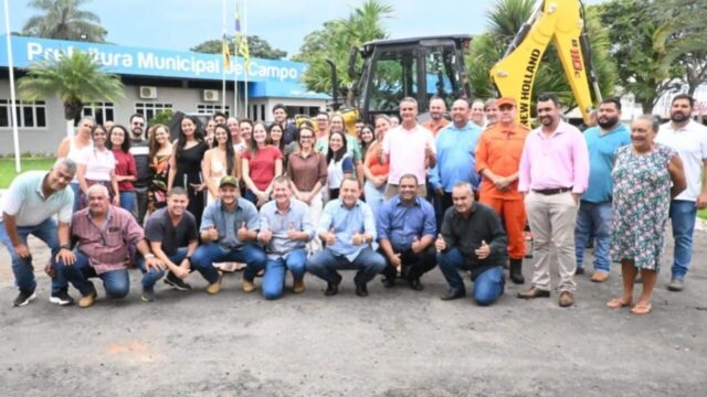 Prefeito Douglas Sertório recebe retroescavadeira de R$ 495 mil para reforçar serviços em Campo Alegre de Goiás