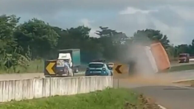 Cena de filme: vídeo mostra carreta tombando durante perseguição policial na BR-050 em Campo Alegre de Goiás