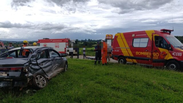 Acidente entre caminhão e carro deixa mulher ferida na GO-330, em Ipameri