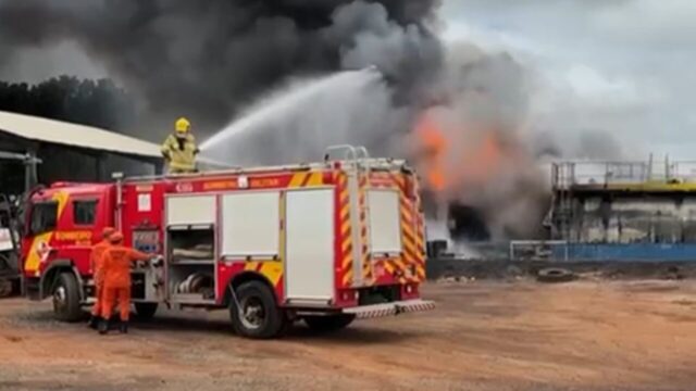 Incêndio de grandes proporções atinge usina de asfalto às margens da BR-050, em Catalão