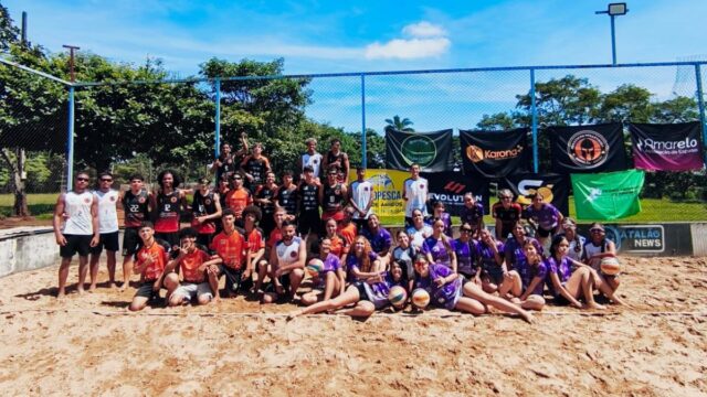 Associação AmarElo promove torneio de vôlei de praia com alunos do projeto Fanáticos do Vôlei em Catalão