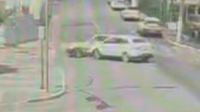 Câmera de segurança registra momento de colisão entre carros no centro de Catalão; VÍDEO