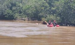 Homem desaparece após afogamento no Rio do Peixe, em Santa Cruz de Goiás; buscas entram no quinto dia Homem desaparece após afogamento no Rio do Peixe, em Santa Cruz de Goiás; buscas entram no quinto dia