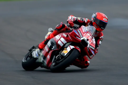 Márquez aproveita erro de Di Giannantonio no fim e vence sprint da MotoGP marcada por atraso em Goiânia