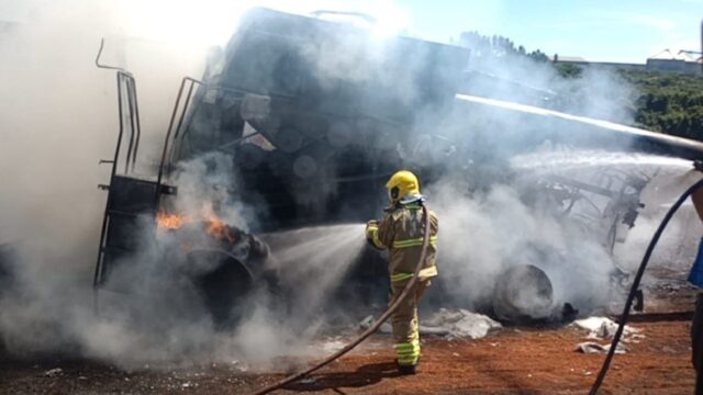 Colheitadeira pega fogo na GO-213 e tem perda quase total em Ipameri