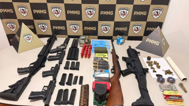 PM apreende armas, munições e drogas após acidente envolvendo quatro veículos em Monte Carmelo