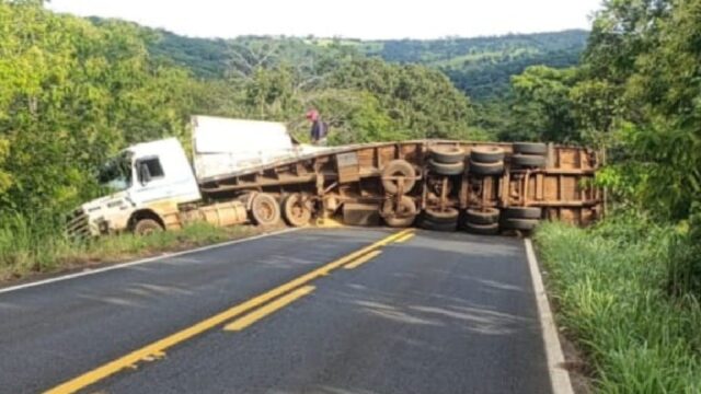 Carreta tomba na GO-213 entre Caldas Novas e Ipameri e deixa rodovia totalmente interditada