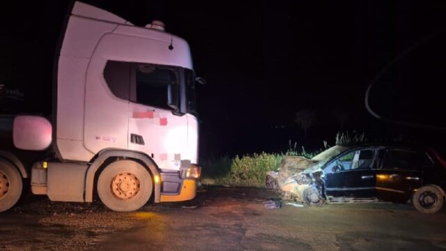 Motorista fica ferido após colisão frontal entre carro e caminhão na MG-188, em Coromandel