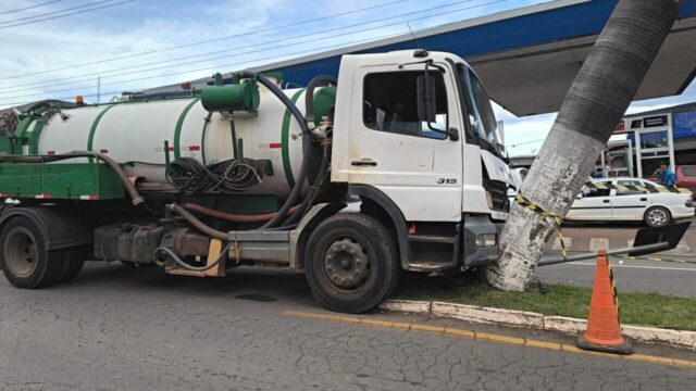 Motorista perde controle de caminhão, colide contra palmeira e placa de trânsito no canteiro central da Avenida JK, em Catalão