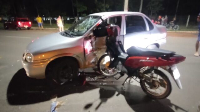 Adolescente fica ferido após acidente entre carro e moto no bairro Ipanema em Catalão