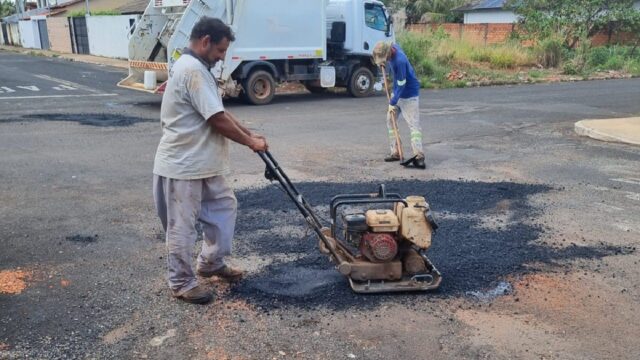 Prefeitura de Ouvidor realiza operação tapa-buracos no bairro JK