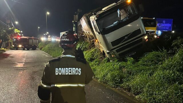 Carreta carregada com soja sai da pista na BR-050, em Uberlândia