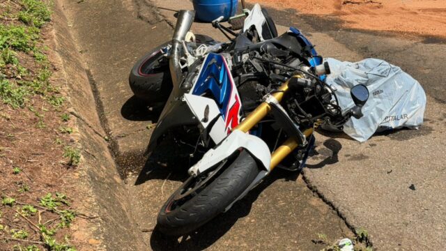 Motociclista fica gravemente ferido após bater na traseira de carreta na BR-050, em Cumari
