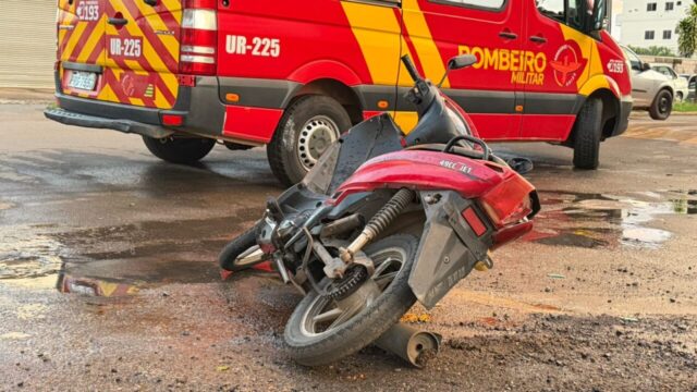 Motociclista fica ferida após colisão com carro em avenida de Catalão