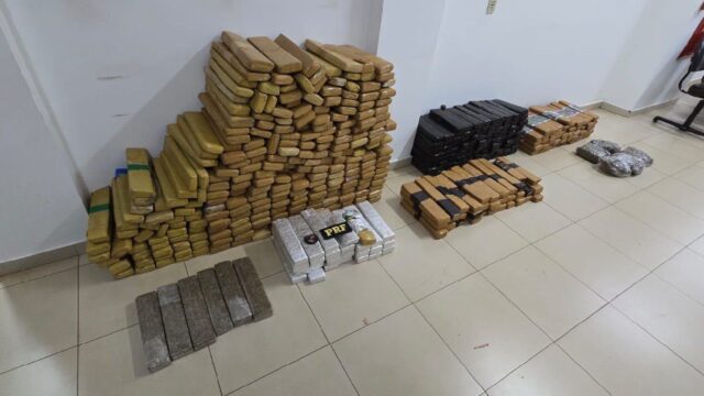PRF e PMGO apreendem meia tonelada de maconha após acompanhamento tático na BR-060, em Guapó (GO)
