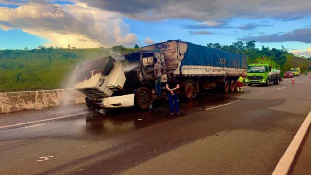 Caminhão pega fogo na BR-050 em Campo Alegre de Goiás e mobiliza equipes da concessionária