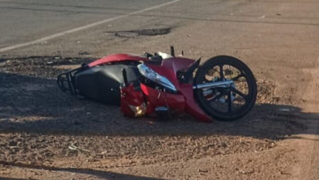 Homem fica ferido após colisão entre carro e moto em Catalão