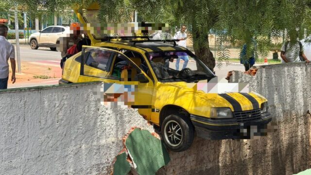 Colisão entre carros deixa veículo pendurado sobre córrego no centro de Catalão