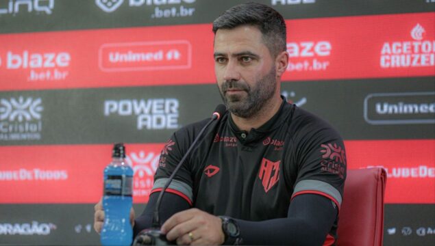 Atlético-GO demite técnico Rafael Lacerda após derrota por 2 a 0 para o Goiás no primeiro jogo da final do Goianão 2026
