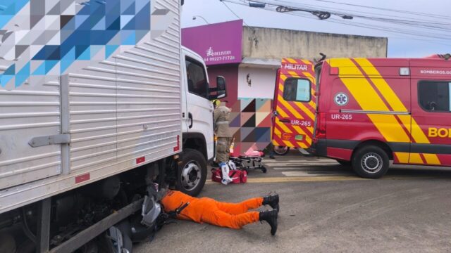 Motociclista fica preso debaixo de caminhão após acidente em Caldas Novas e é resgatado pelos bombeiros