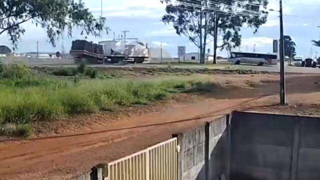 Câmera de segurança flagra momento de colisão fatal entre caminhões na GO-020, em Ipameri